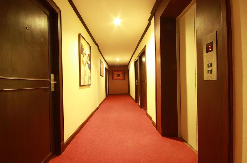 Hemingway'S Hotel Patong Bagian luar foto