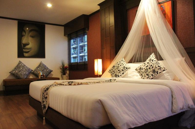 Hemingway'S Hotel Patong Bagian luar foto